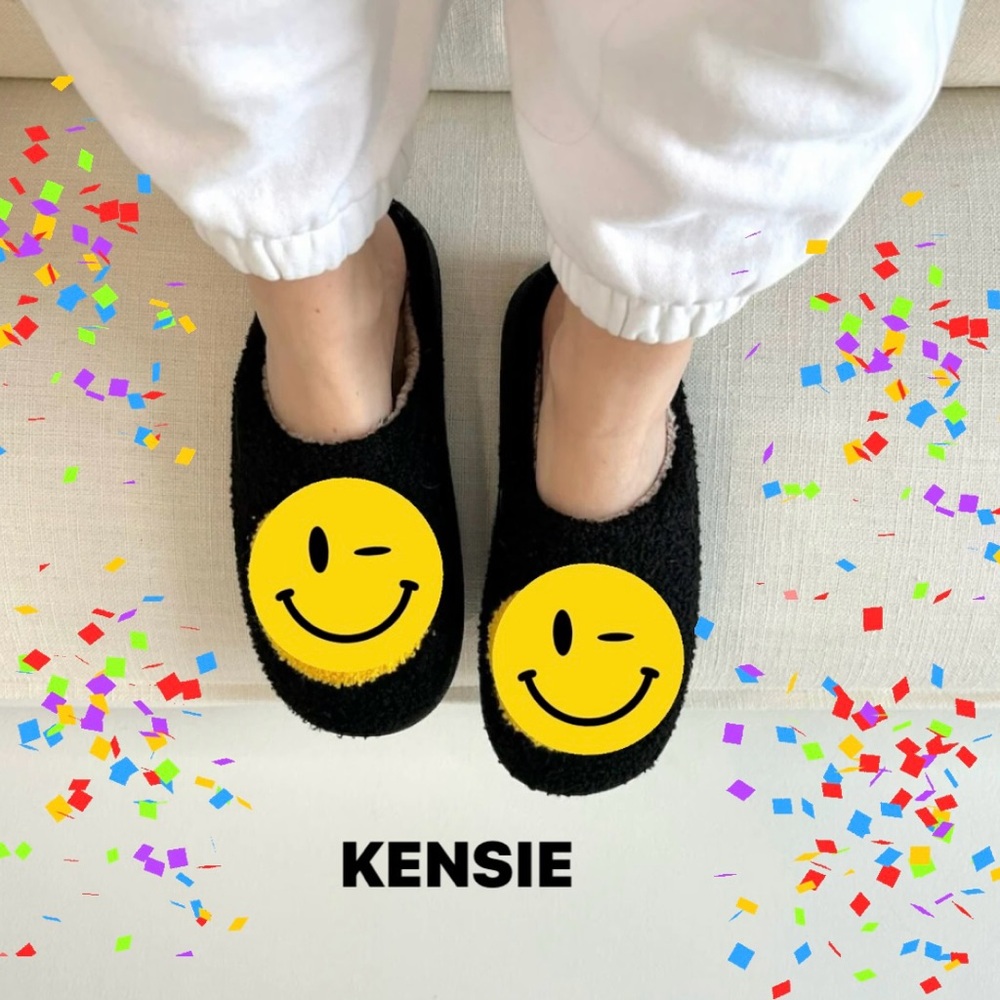 NWT Kensie Black Fuzzy Winking Smiley Face Houseshoe Slippers Size 9 Large - Picture 7 of 7
